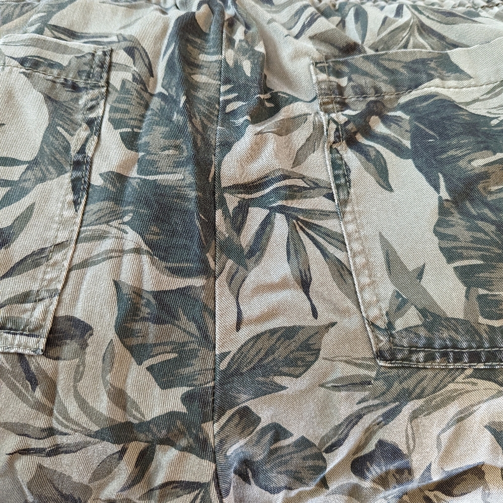 Old Navy Leaf / Leaves / Camouflage Pull on Large Lyocell these are for TALL - Picture 8 of 9